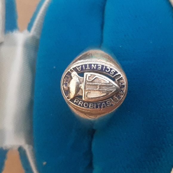 Vintage sterling silver Canadian High School Ring - Picture 1 of 2